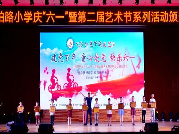 型格汽车仪表盘不显示平均油耗怎么回事？游戏画面